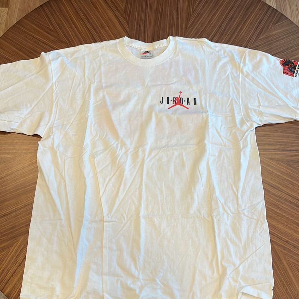 XXL Nike Air Jordan T-Shirt featuring Michael Jordan’s Restaurant logo on sleeve
